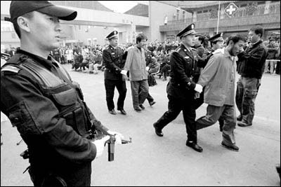 音乐“鬼才”黄霑五首经典歌曲 喝最烈的酒 谱最江湖的歌:hth华体官方下载app(图3) hth·华体