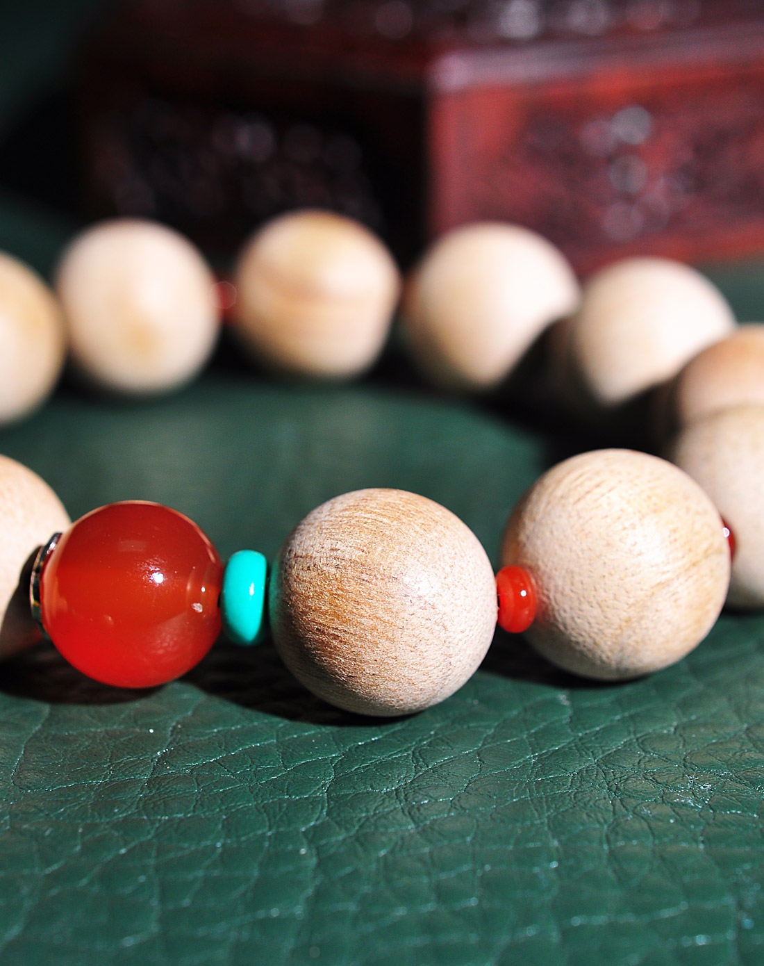 ‘hth华体’提升口碑!吸引眼球的”大幅度海报“(图1) hth华体